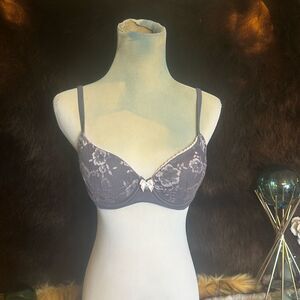 Victoria’s secret bra 32D (3250)